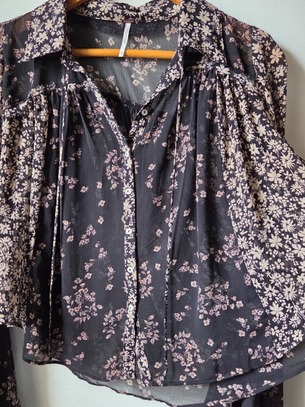 EUC FREE PEOPLE DITSY FLORAL ROMANTIC BOHO TOP SIZE XS - Picture 3 of 15